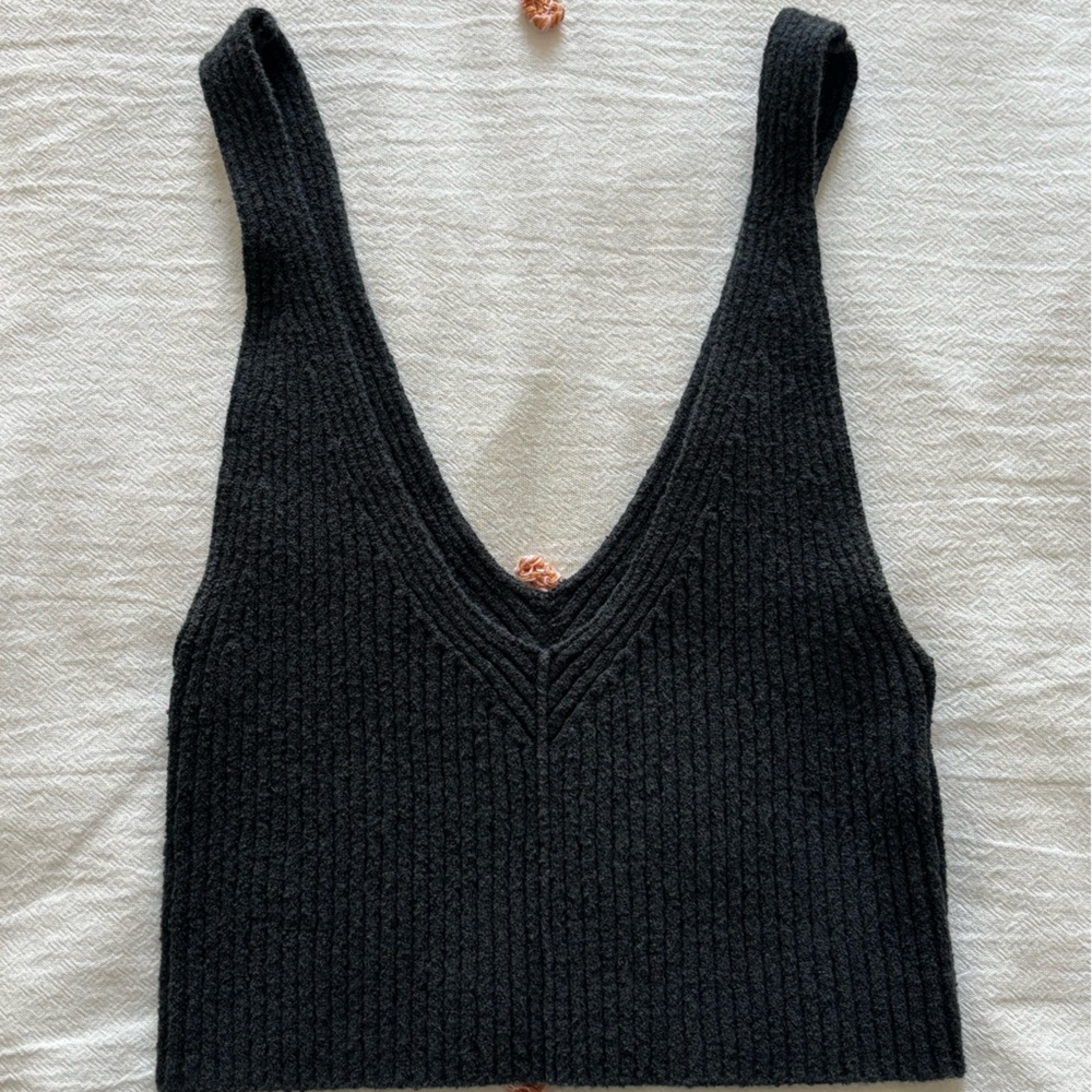 Urban Outfitters Black V-Neck cropped tank